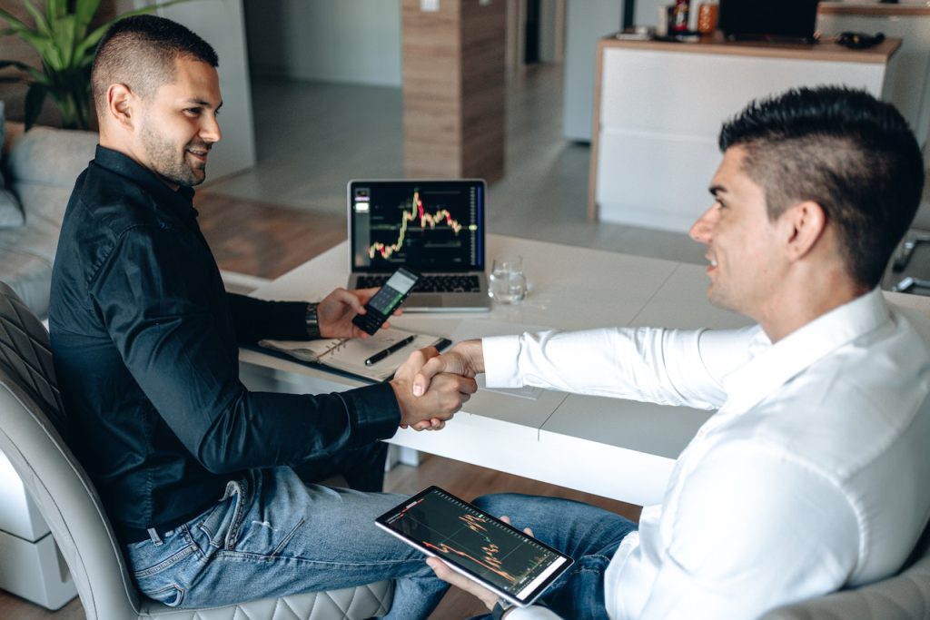 bankowość firmowa - dwaj mężczyźni zawierają umowę kredytową