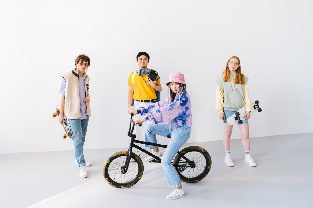 grupa nastolatków na tle białej ściany