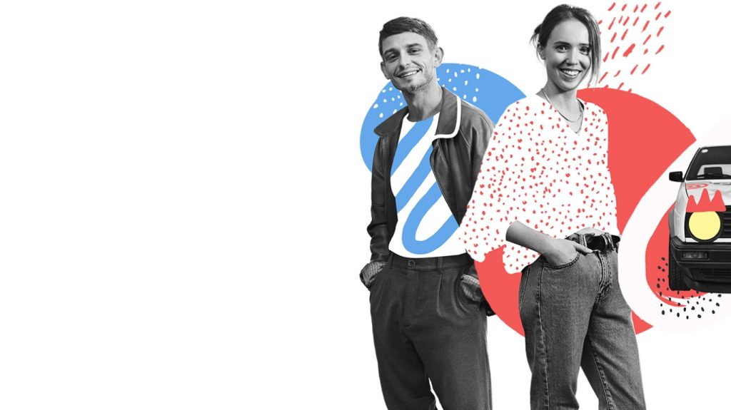 Promocja na konto firmowe w pekao sa. Na zdjęciu uśmiechnięta para młodych ludzi, w tle samochód z lat 90.